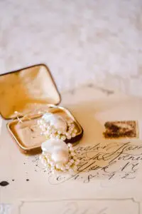 Baroque pearl and gold wedding earrings for an elegant bridal look in Provence
