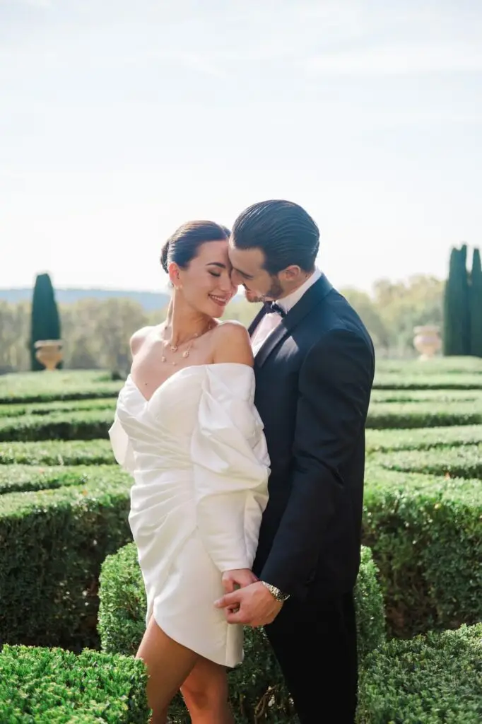 Stylish Provence wedding couple portrait in the gardens of Château de la Gaude, photographed by Julien Boyer, French wedding photographer