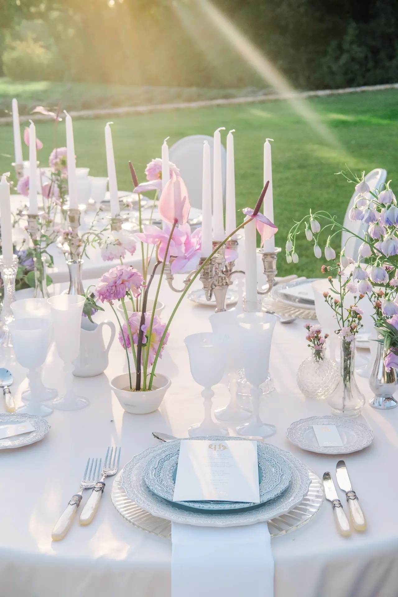 Golden hour Provence wedding table decor at Château de la Gaude with elegant place settings and purple florals, photographed by Julien Boyer, French wedding photographer