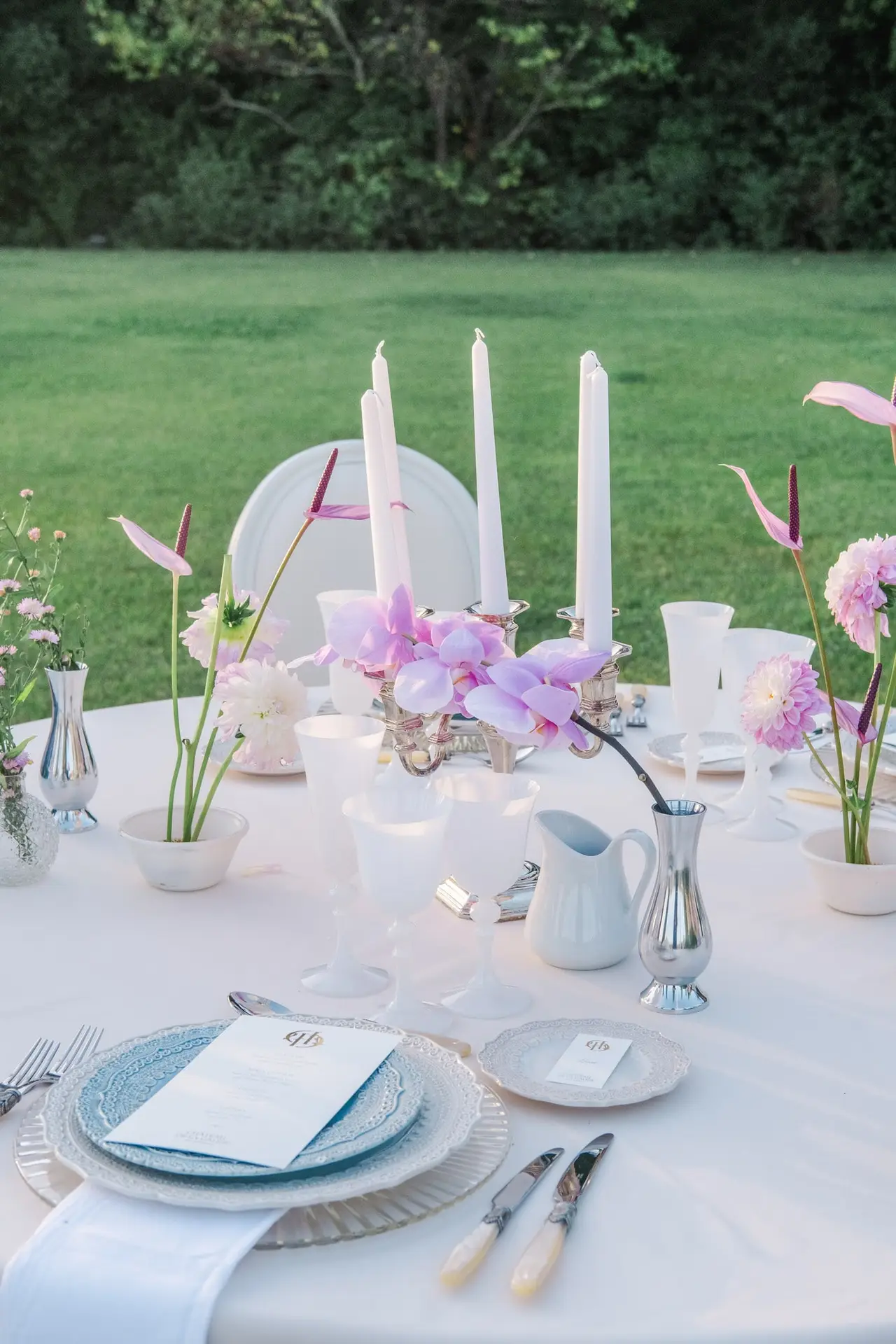 Luxury Provence wedding table design with orchids, candles, and fine china at Château de la Gaude, photographed by Julien Boyer, French wedding photographer