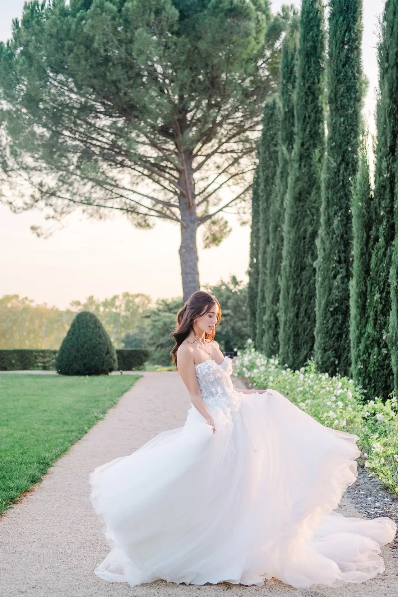 Her gown blooms with every turn—poetry in motion, captured by Julien Boyer