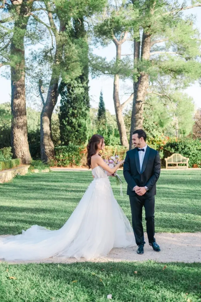 Emotional first look at a luxury wedding in Provence, with the bride and groom at Château de la Gaude, photographed by Julien Boyer