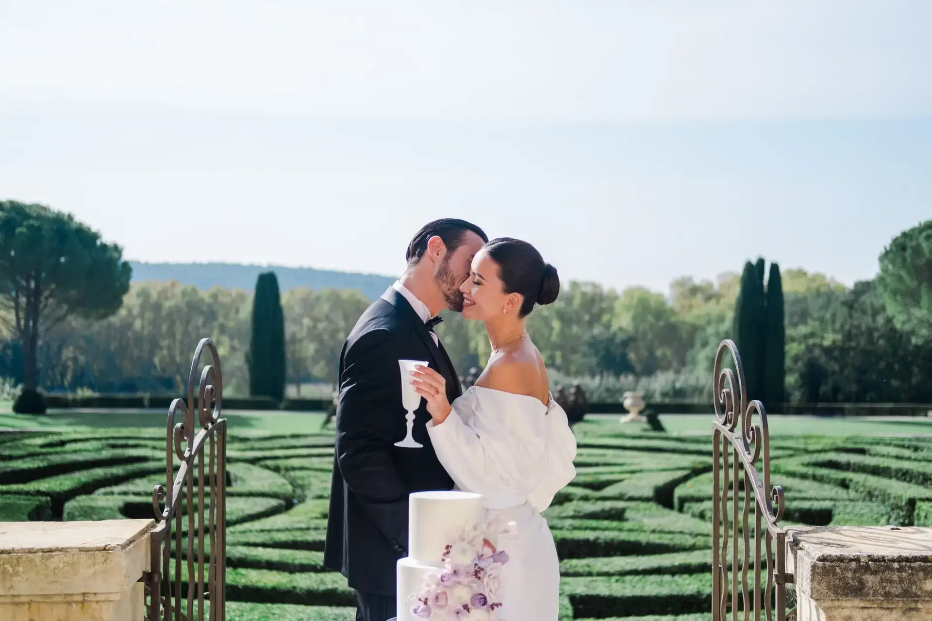 Romantic Provence wedding cake moment in the gardens of Château de la Gaude, photographed by Julien Boyer, French wedding photographer