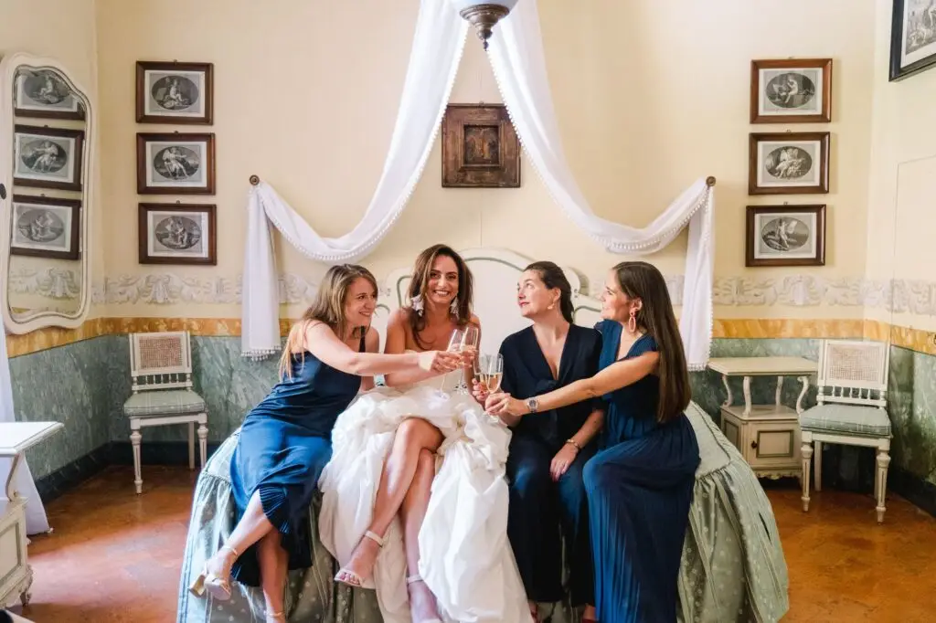 A joyful toast with bridesmaids — glasses of champagne raised high. This moment of celebration embodies the spirit of friendship, laughter, and the beauty of a wedding morning at Lake Como.