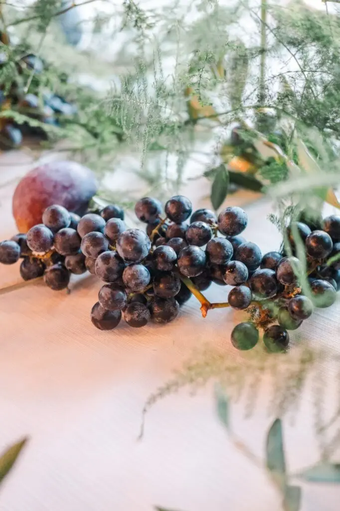 Close-up of ripe Tuscan grapes as rustic wedding décor at Borgo di Corsignano, enhancing the luxury countryside ambiance.