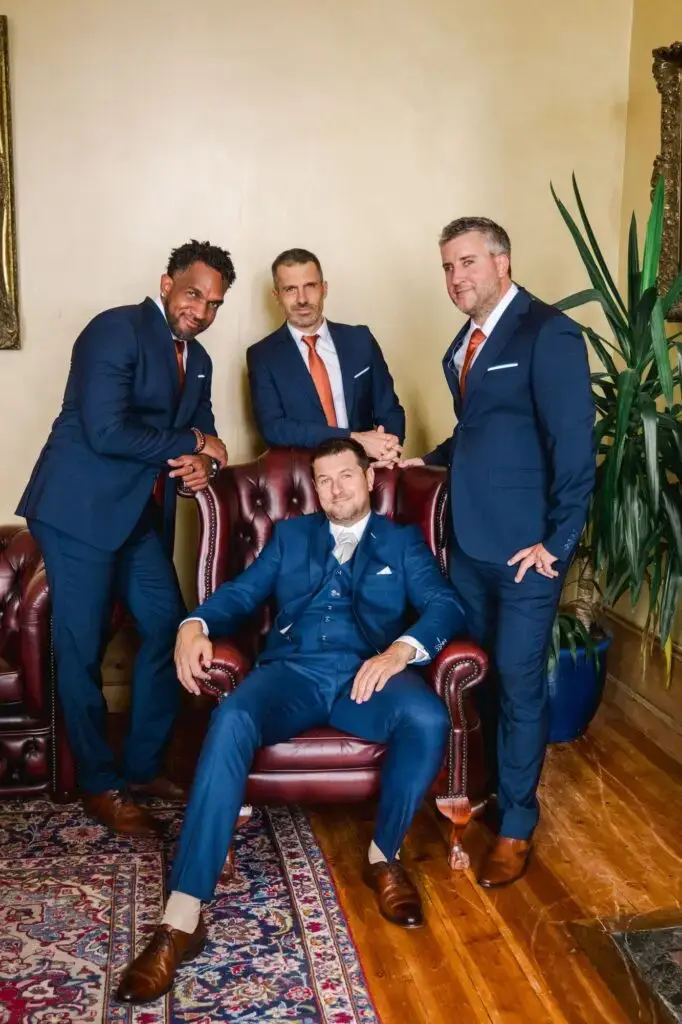 Photographie de mariage au Château Fengari près de Bordeaux, montrant le marié et ses témoins posant ensemble avant la cérémonie.