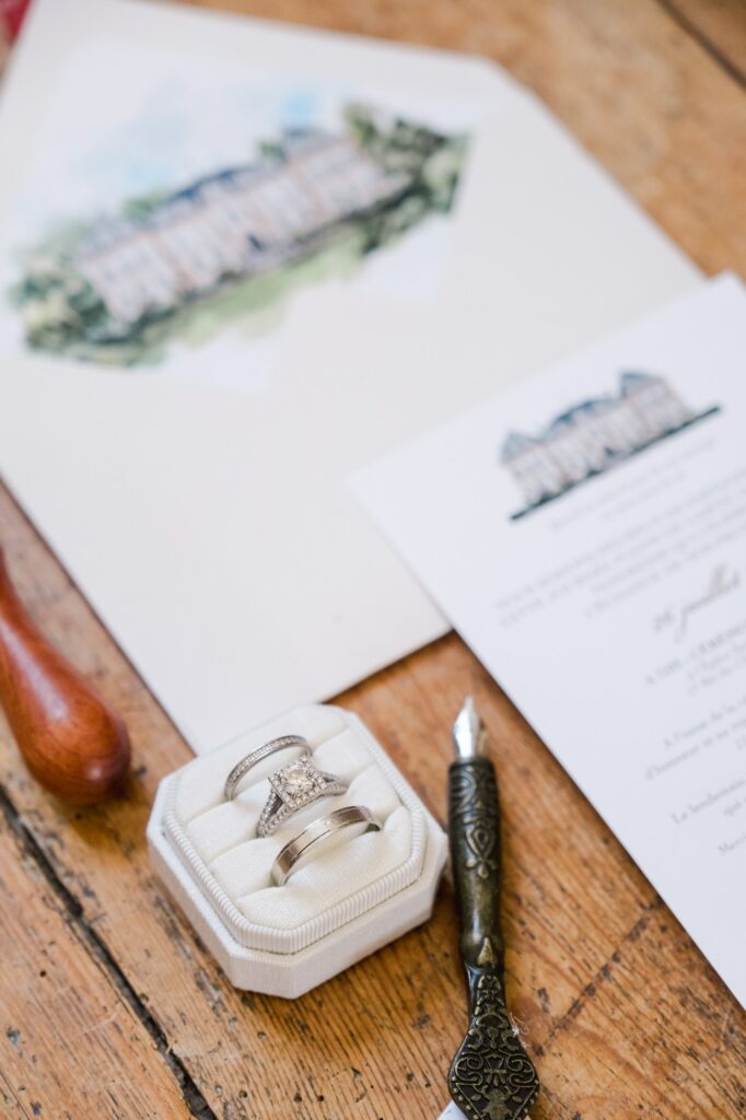 Photographie de mariage au Château Fengari près de Bordeaux, montrant les alliances et les détails de la cérémonie.
