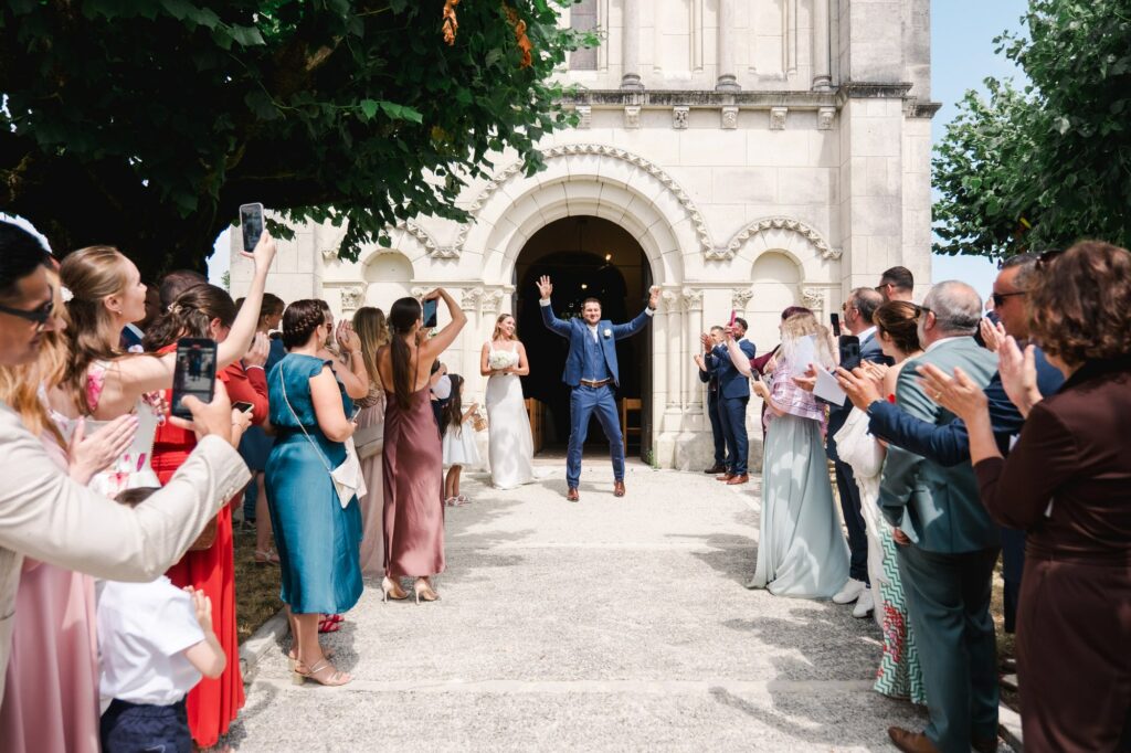 Les mariés sortent de l’église sous les applaudissements des invités.