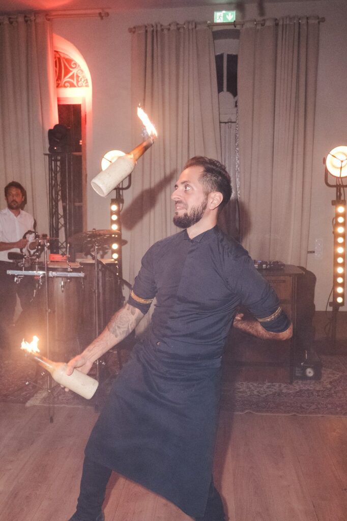 Un artiste wedding à Bordeaux immortalisant l'ambiance chaleureuse et les moments d'émotion pour des souvenirs inoubliables.