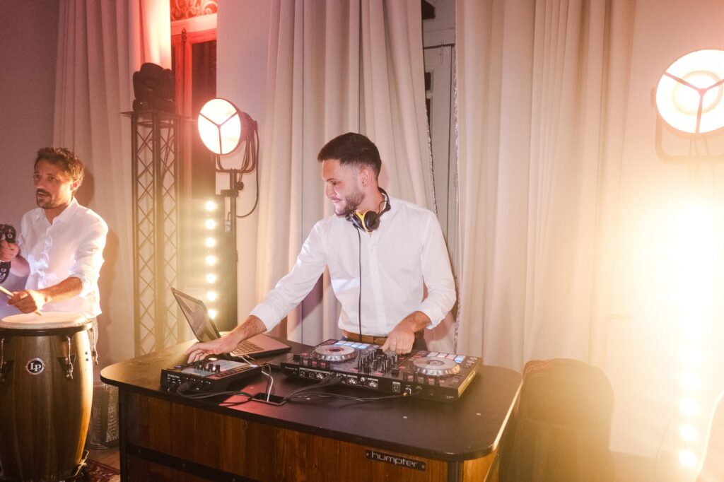 Un DJ professionnel anime une soirée de mariage à Bordeaux, créant une ambiance festive avec des jeux de lumière et une playlist adaptée, pour rendre cet événement exceptionnel et mémorable.