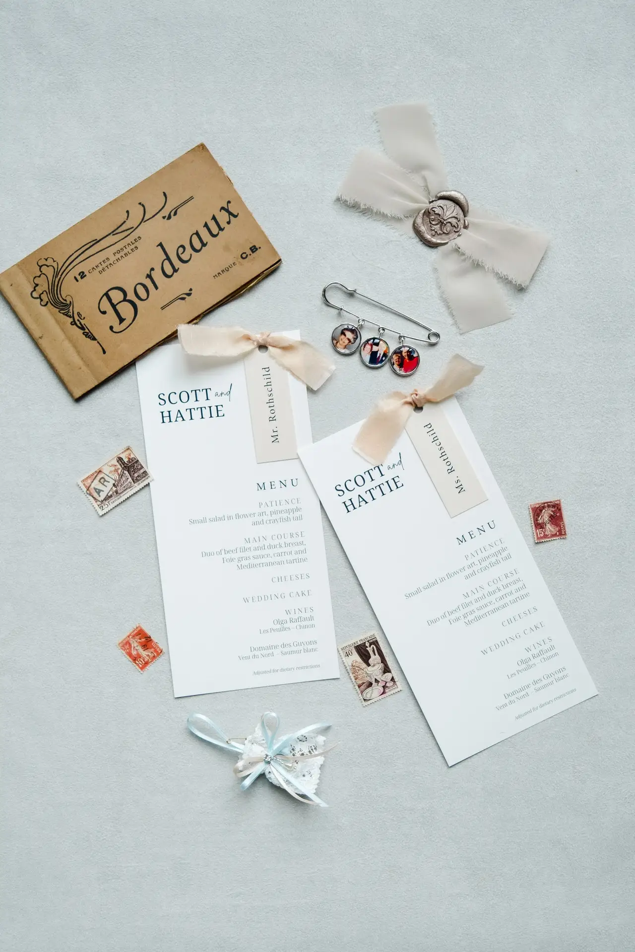 Papeterie de mariage élégante avec menus et détails raffinés photographiée au Château Gassies à Bordeaux.
