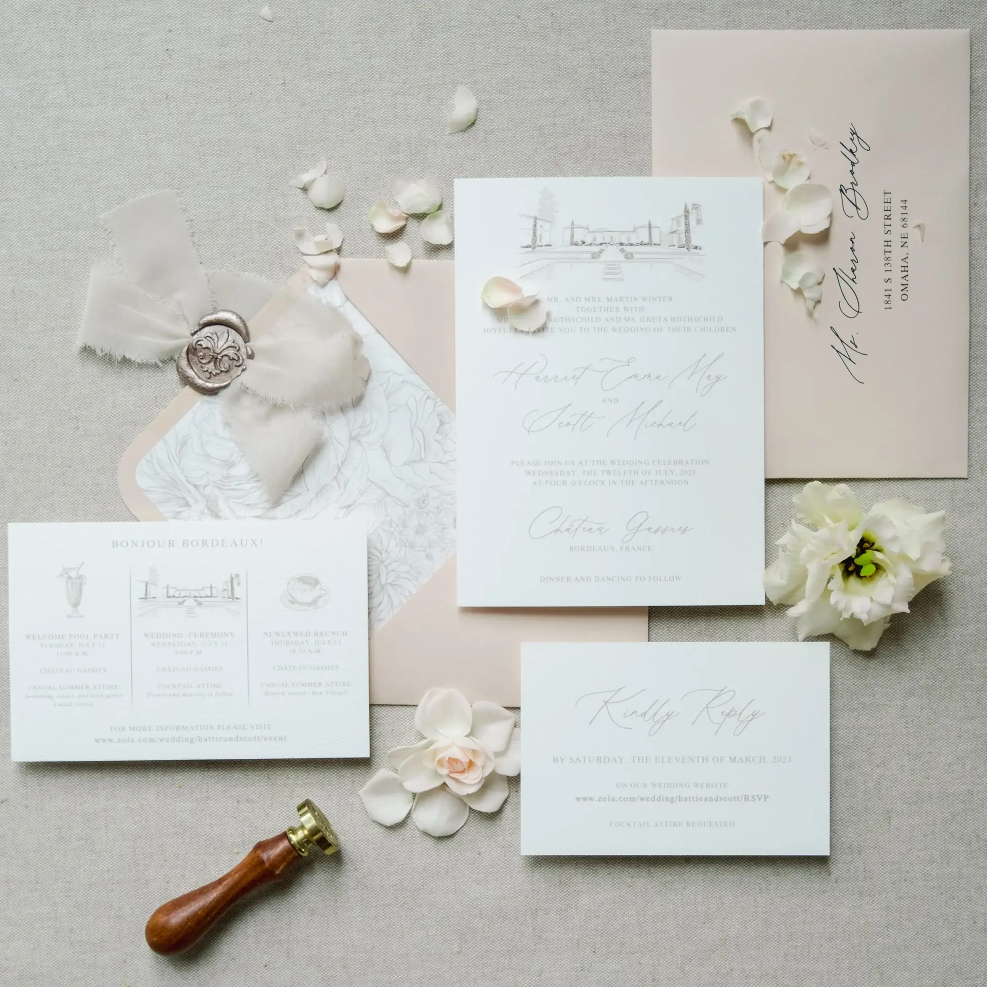 Flat lay de papeterie de mariage élégante avec faire-part, cachet de cire et fleurs, photographiée au Château Gassies à Bordeaux.