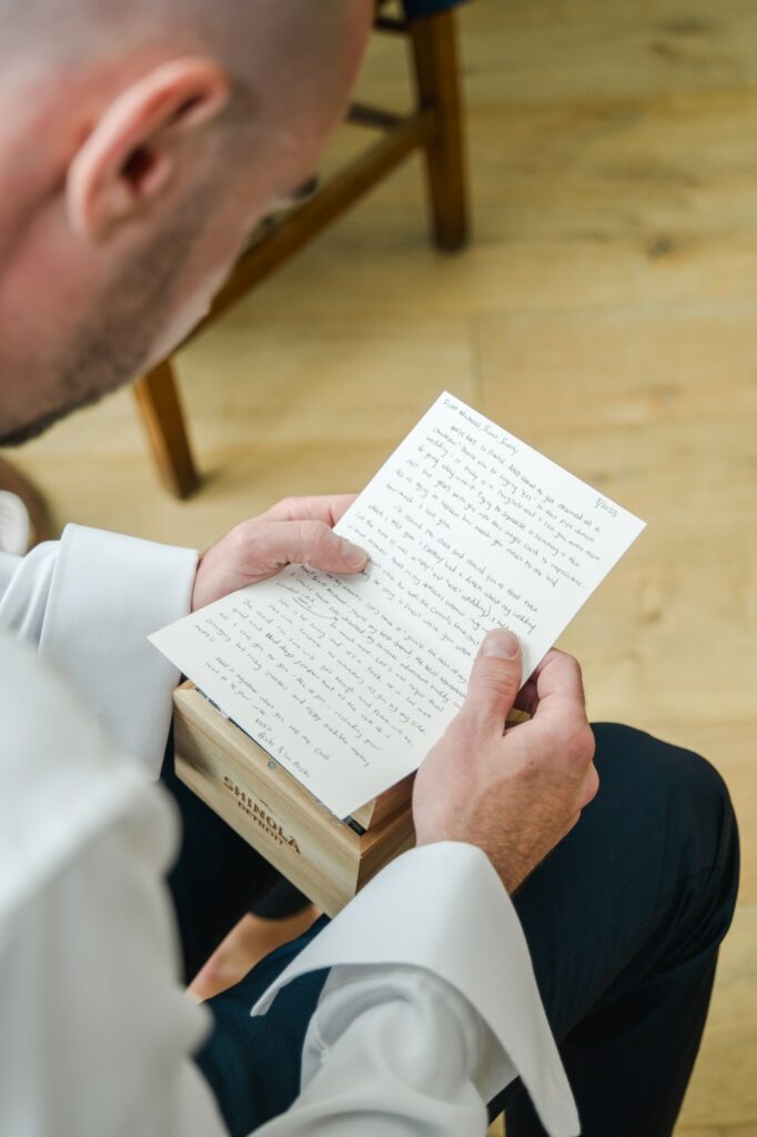 Détail d’une lettre manuscrite lue par le marié pendant les préparatifs de mariage au Château Gassies à Bordeaux.