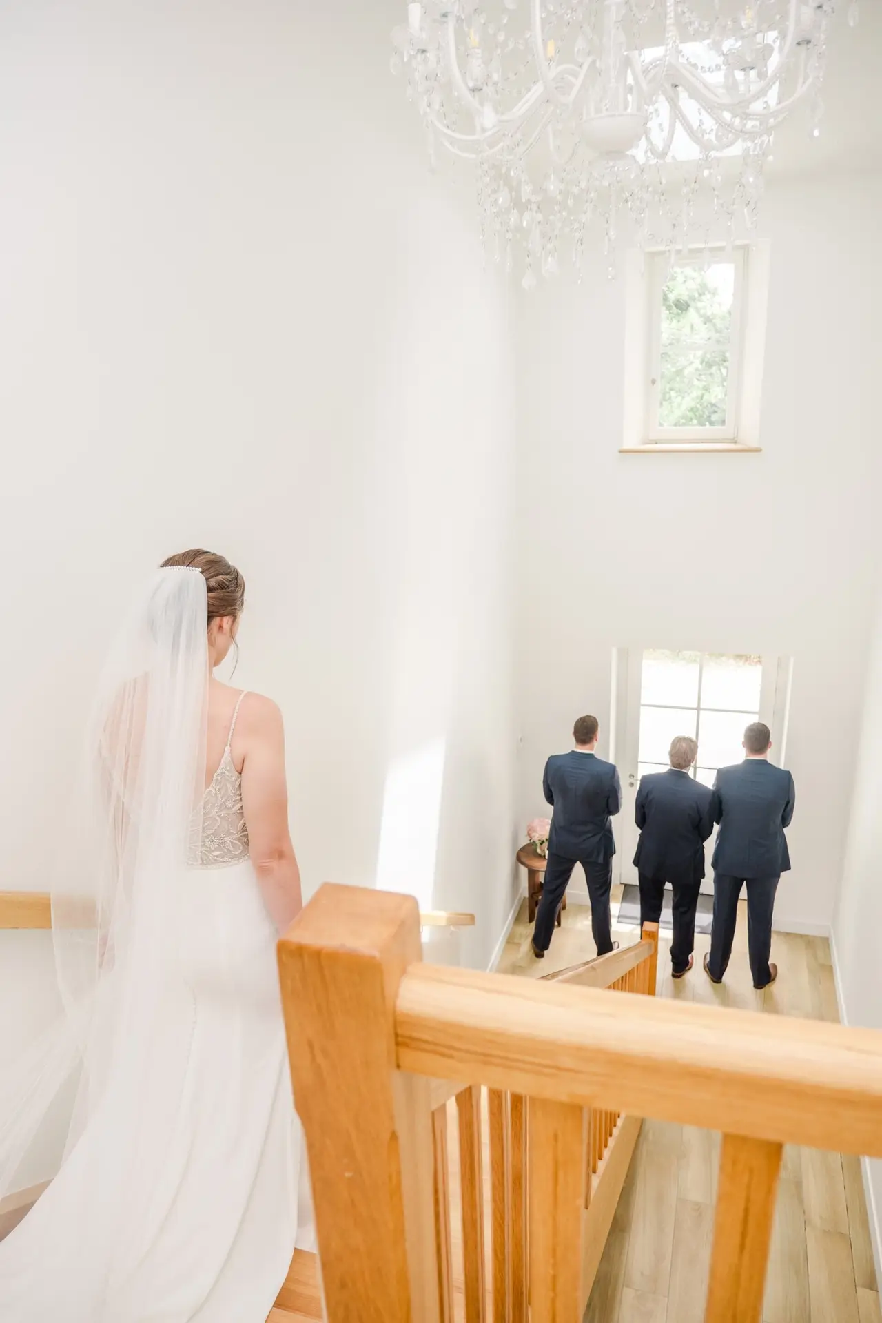 Mariée descendant l’escalier du Château Gassies à Bordeaux avant la cérémonie, moment fort du mariage.