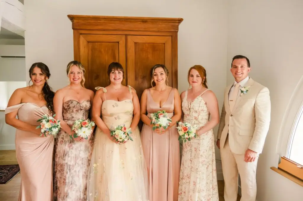 Portrait des proches et demoiselles d’honneur pendant les préparatifs de mariage au Château Gassies près de Bordeaux.