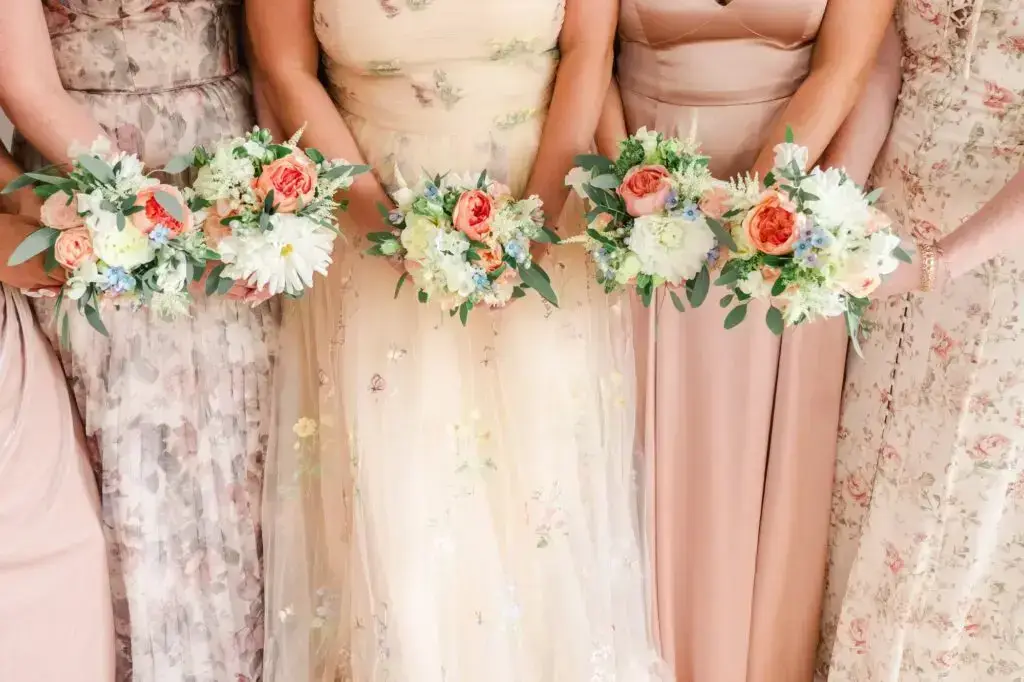 Détail des bouquets des demoiselles d’honneur aux tons pastel lors d’un mariage au Château Gassies à Bordeaux.