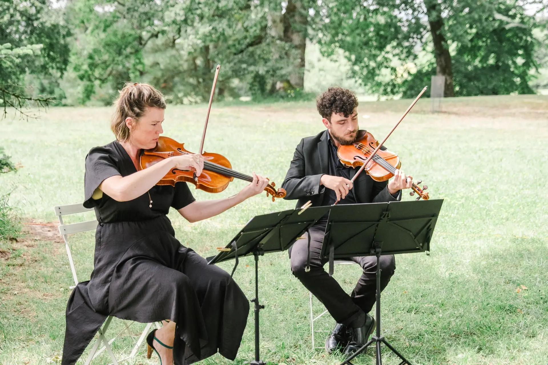 Musiciens jouant du violon lors d’une cérémonie de mariage en extérieur au Château Gassies à Bordeaux.