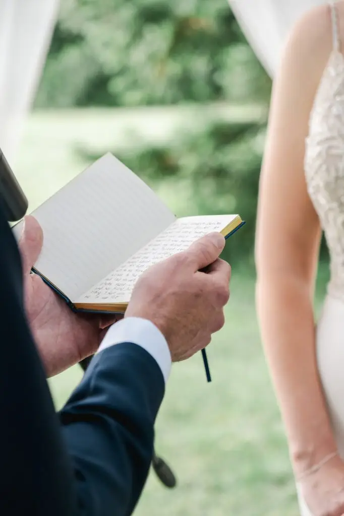 Détail du carnet de vœux du marié pendant la cérémonie de mariage au Château Gassies à Bordeaux.