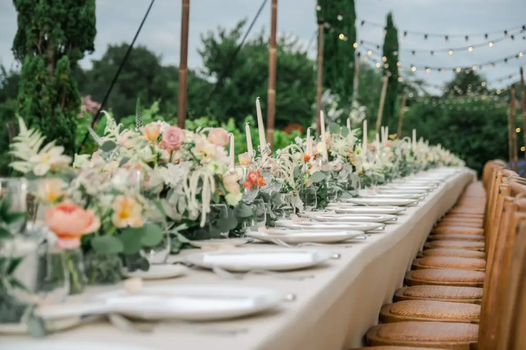 Décoration florale raffinée sur une table de mariage au Château Gassies à Bordeaux, avec bougies et vaisselle élégante