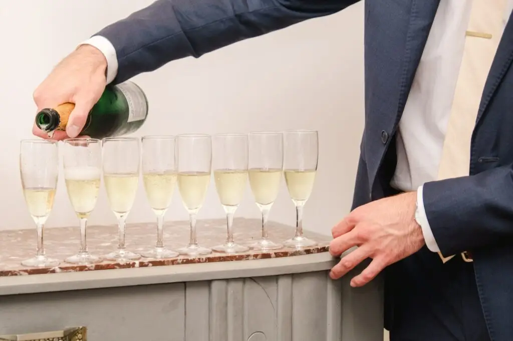 Service du champagne lors des préparatifs de mariage au Château Gassies à Bordeaux, détail élégant avant la cérémonie.