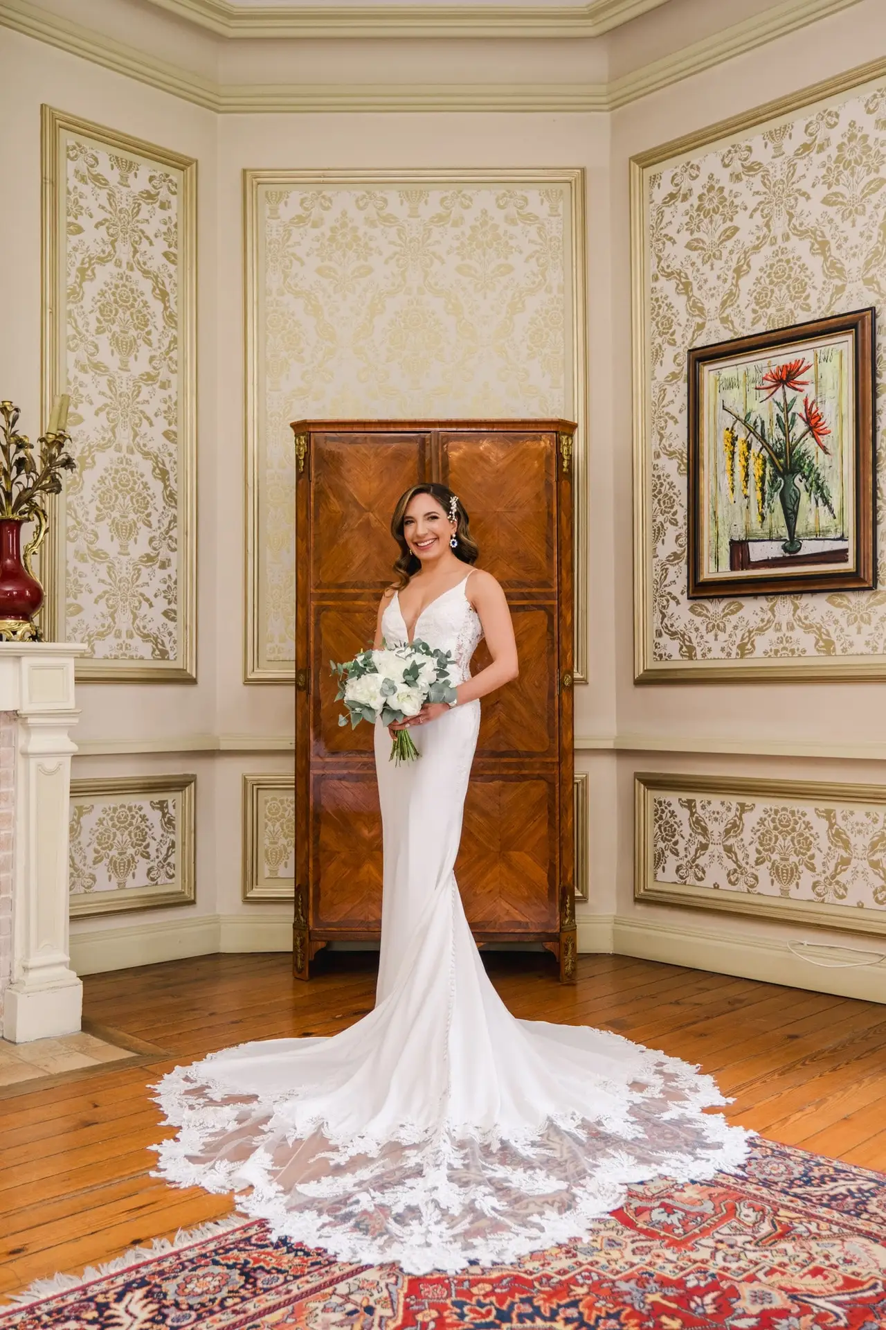 Portrait en pied de la mariée en robe de mariage dans un salon du Château Pape Clément à Pessac, photo par Julien Boyer photographe de mariage