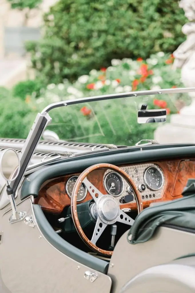 Détail du volant et du tableau de bord d’une voiture de mariage de collection au Château Pape Clément, photo par Julien Boyer