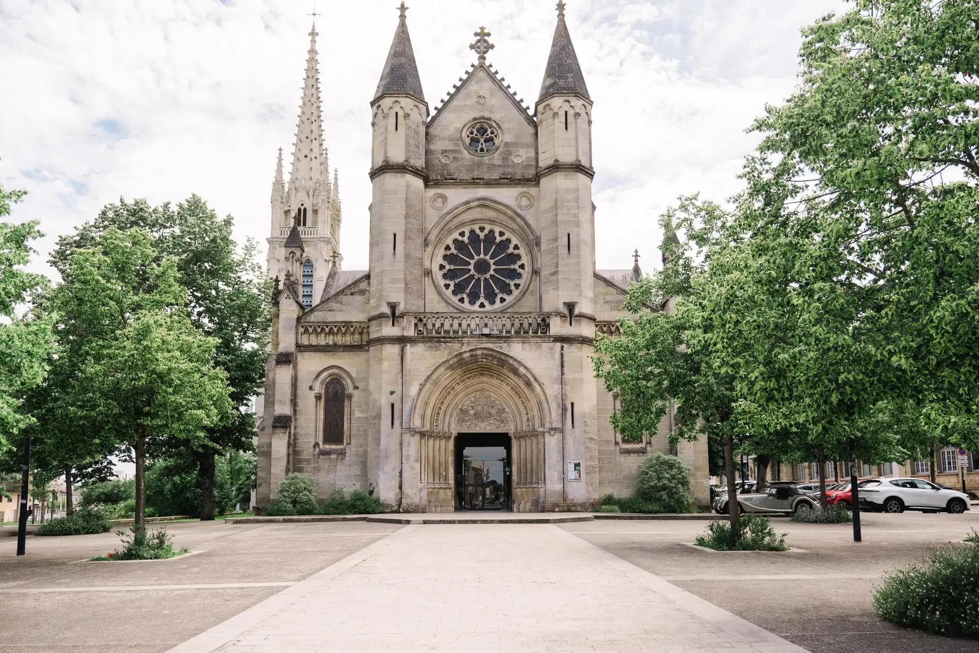 Vue extérieure de l’église où se déroule la cérémonie de mariage, photographie réalisée par Julien Boyer photographe de mariage
