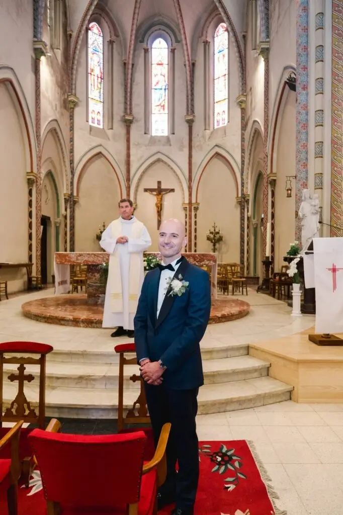 Le marié attend la mariée devant l’autel de l’église de Caudéran à Bordeaux lors de la cérémonie de mariage, photo par Julien Boyer photographe de mariage