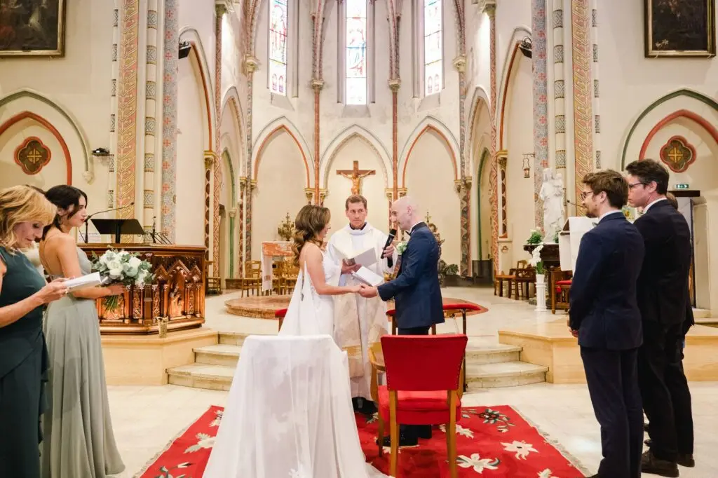 Les mariés échangent leurs consentements devant le prêtre lors de la cérémonie à l’église de Caudéran à Bordeaux, photo de mariage par Julien Boyer
