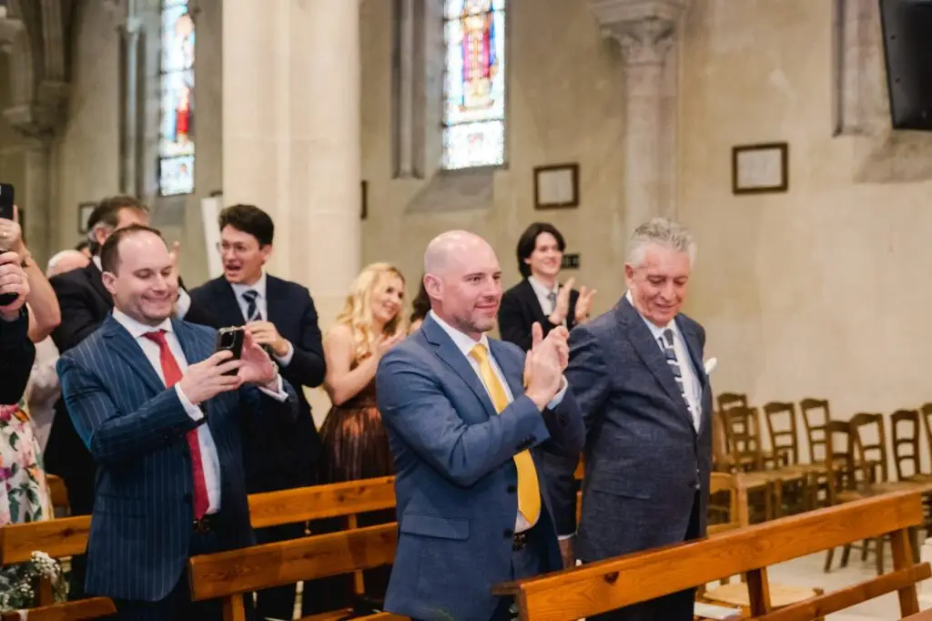 Le marié reçoit les applaudissements des invités à la fin de la cérémonie de mariage à l’église de Caudéran à Bordeaux, photo Julien Boyer