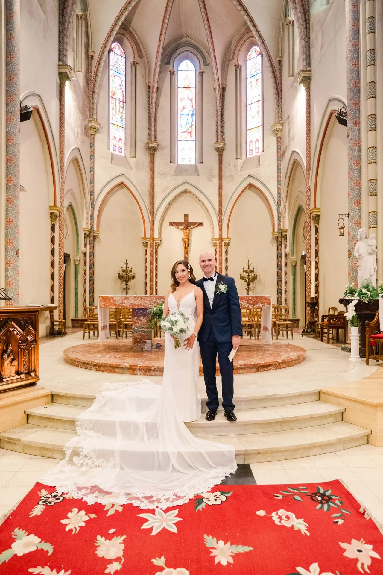 Portrait des mariés devant l’autel de l’église de Caudéran à Bordeaux après la cérémonie de mariage, photo par Julien Boyer photographe de mariage