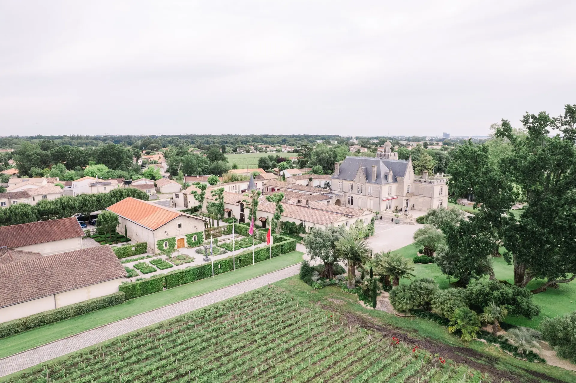 Vue aérienne du Château Pape Clément à Pessac, domaine viticole et lieu de réception de mariage en Gironde, photo par Julien Boyer