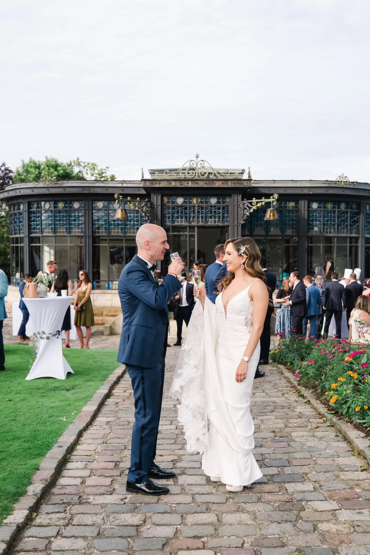 Les mariés trinquent au champagne pendant le cocktail de mariage au Château Pape Clément à Pessac, photo de mariage par Julien Boyer