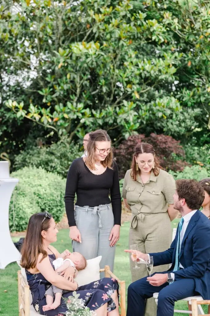 Famille et invités profitant du cocktail de mariage dans les jardins du Château Pape Clément à Pessac, reportage photo par Julien Boyer