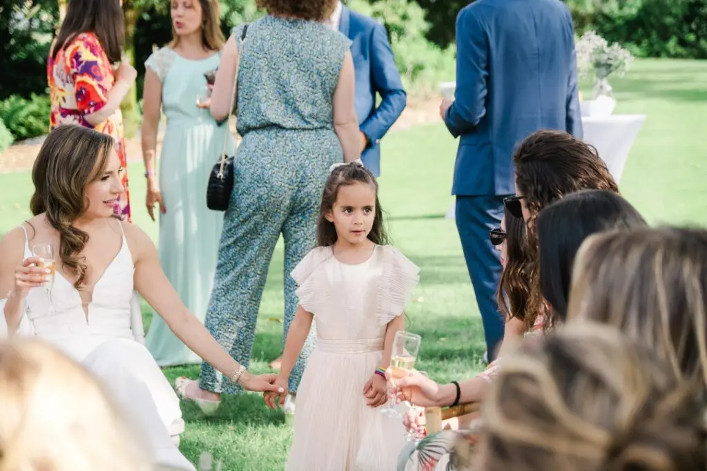 La mariée échange avec les invités pendant le cocktail de mariage au Château Pape Clément à Pessac, ambiance conviviale photographiée par Julien Boyer