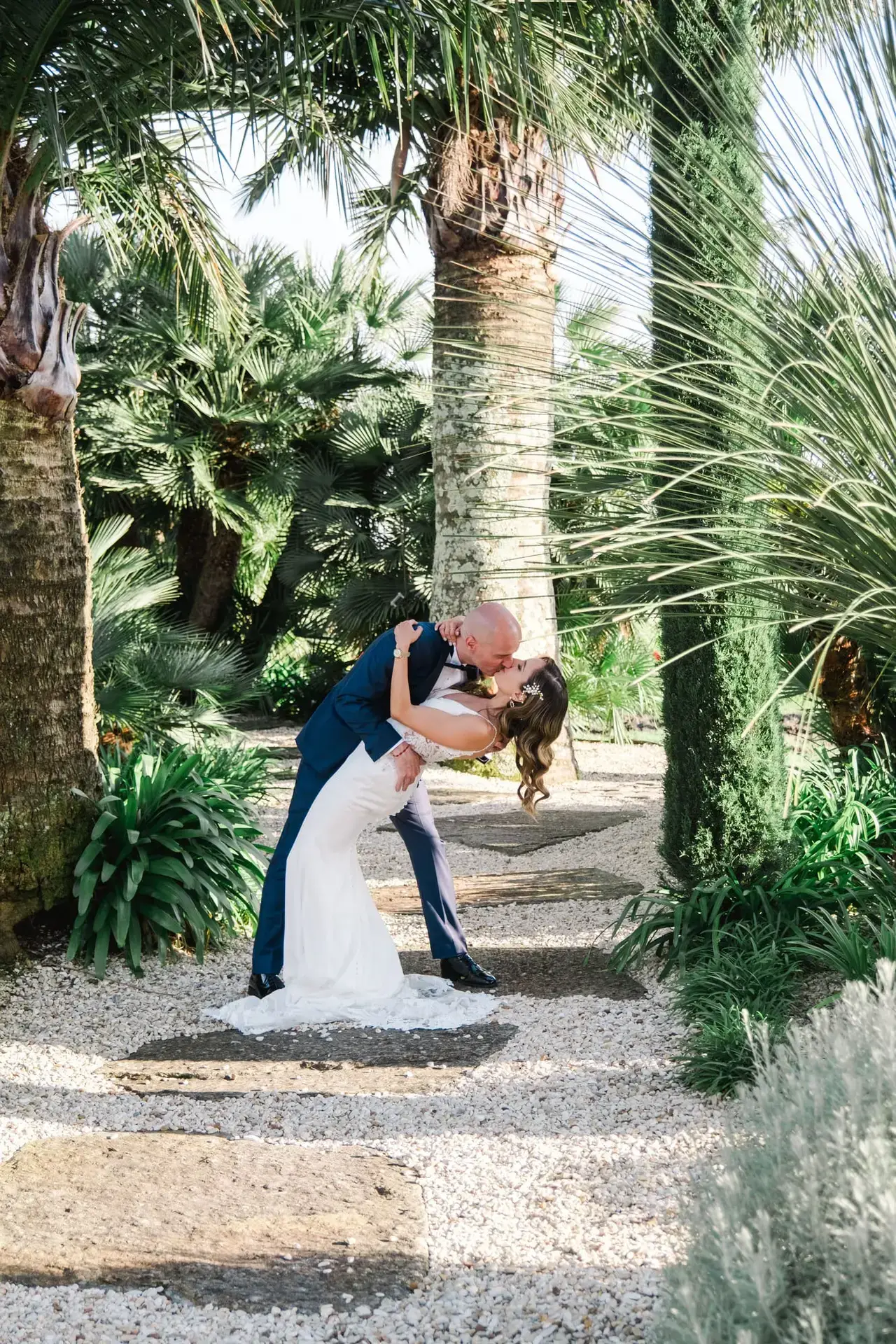 Les mariés s’embrassent avec passion lors de leur séance couple dans les jardins du Château Pape Clément à Pessac, reportage photo par Julien Boyer