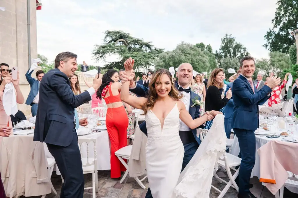 Les mariés traversent les tables sous les applaudissements des invités lors de la réception de mariage au Château Pape Clément à Pessac, photo Julien Boyer