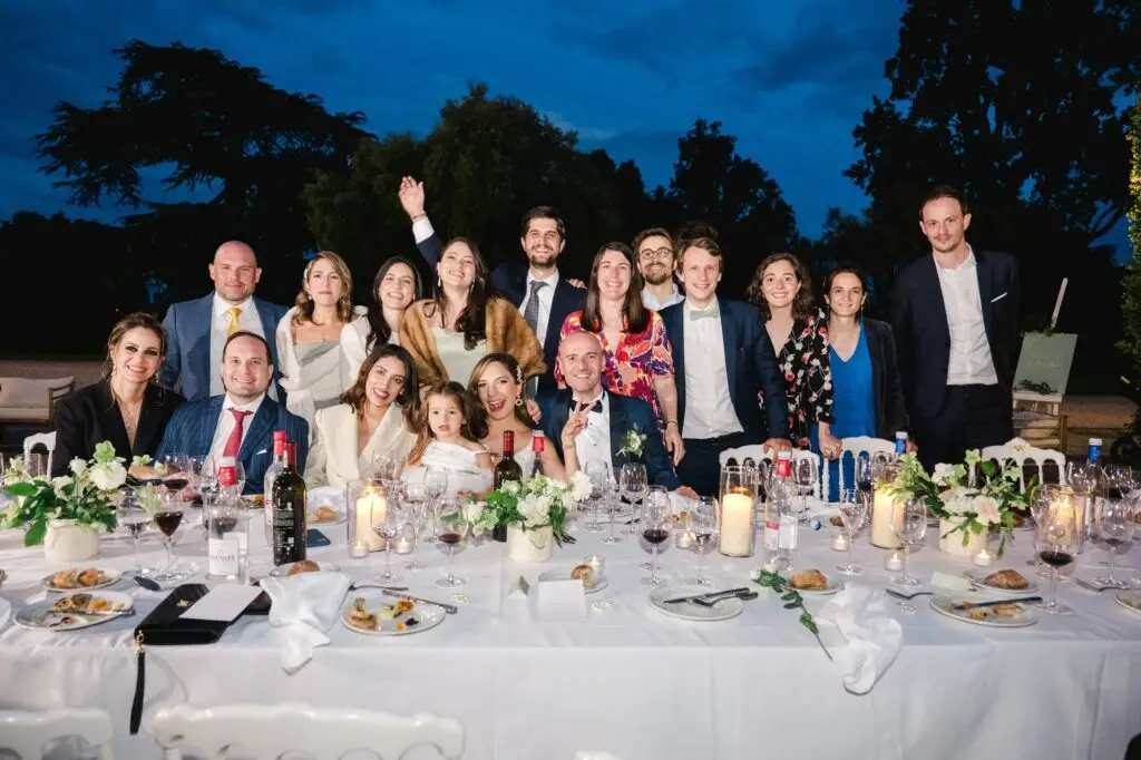 Photo de groupe des invités et des mariés pendant la soirée de mariage au Château Pape Clément à Pessac, ambiance nocturne photographiée par Julien Boyer