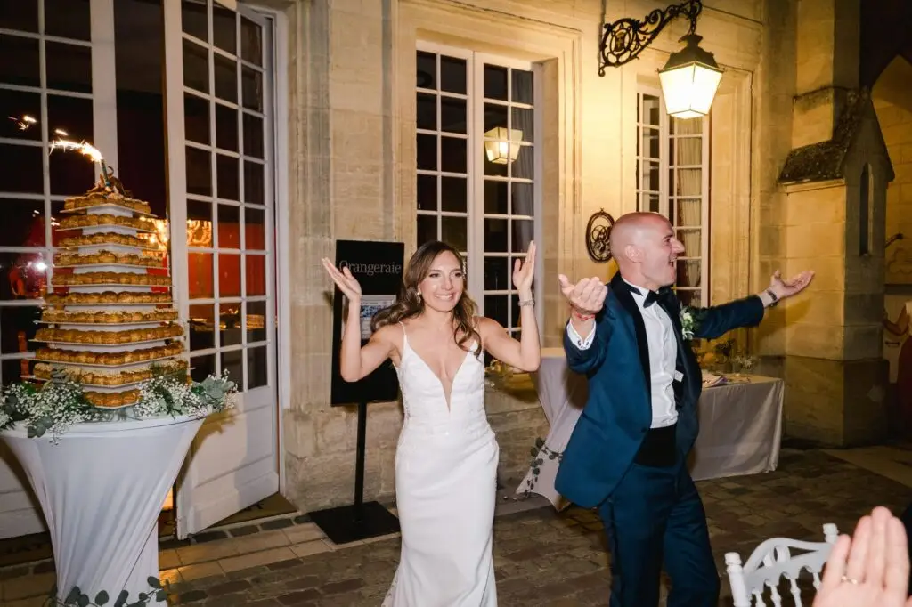 Les mariés font leur entrée pour le gâteau de mariage au Château Pape Clément à Pessac, sous les applaudissements des invités, photo Julien Boyer
