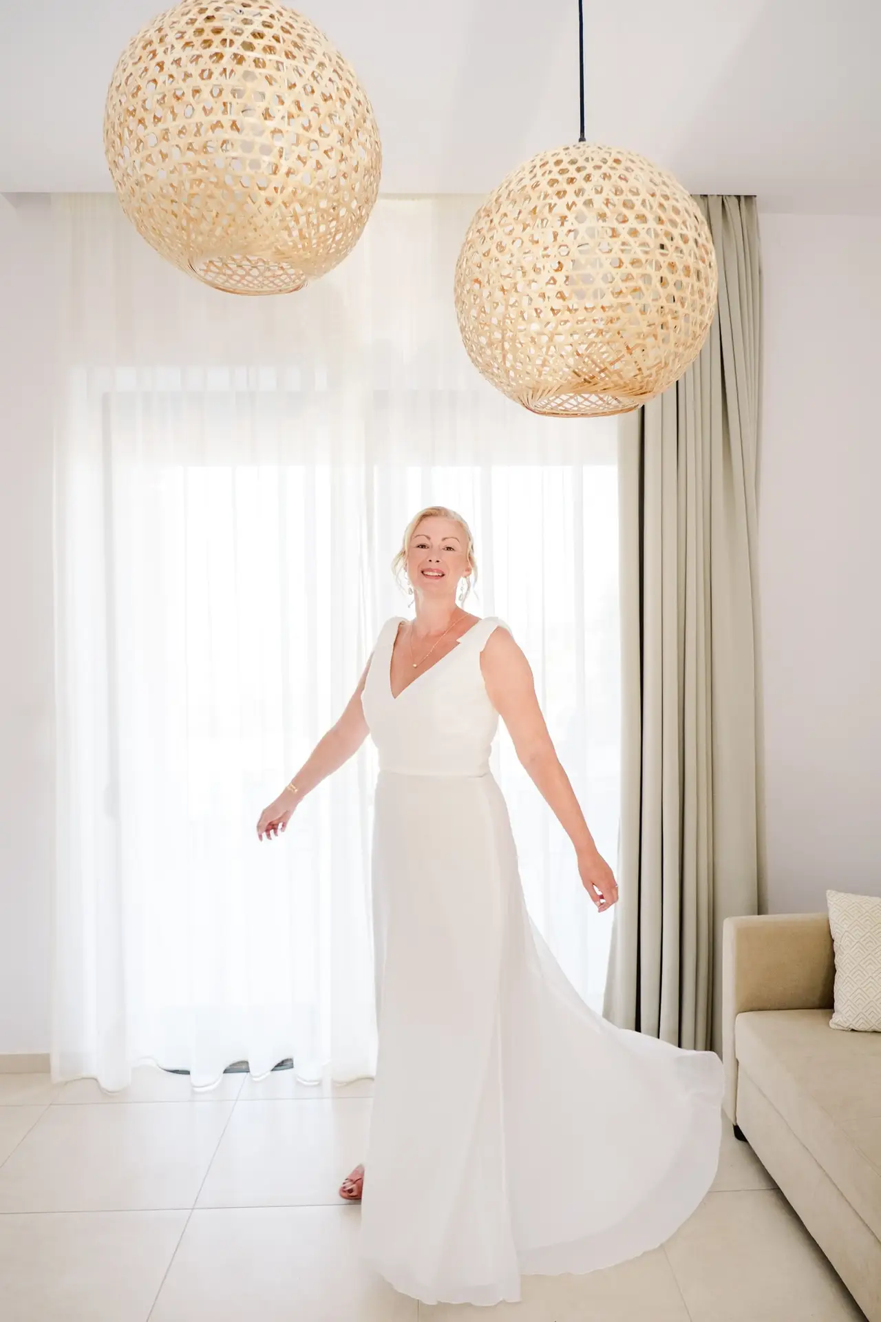 Portrait plein pied de la mariée en robe de mariage à Rethymnon en Crète, lumière naturelle et élégance capturées par Julien Boyer photographe de mariage