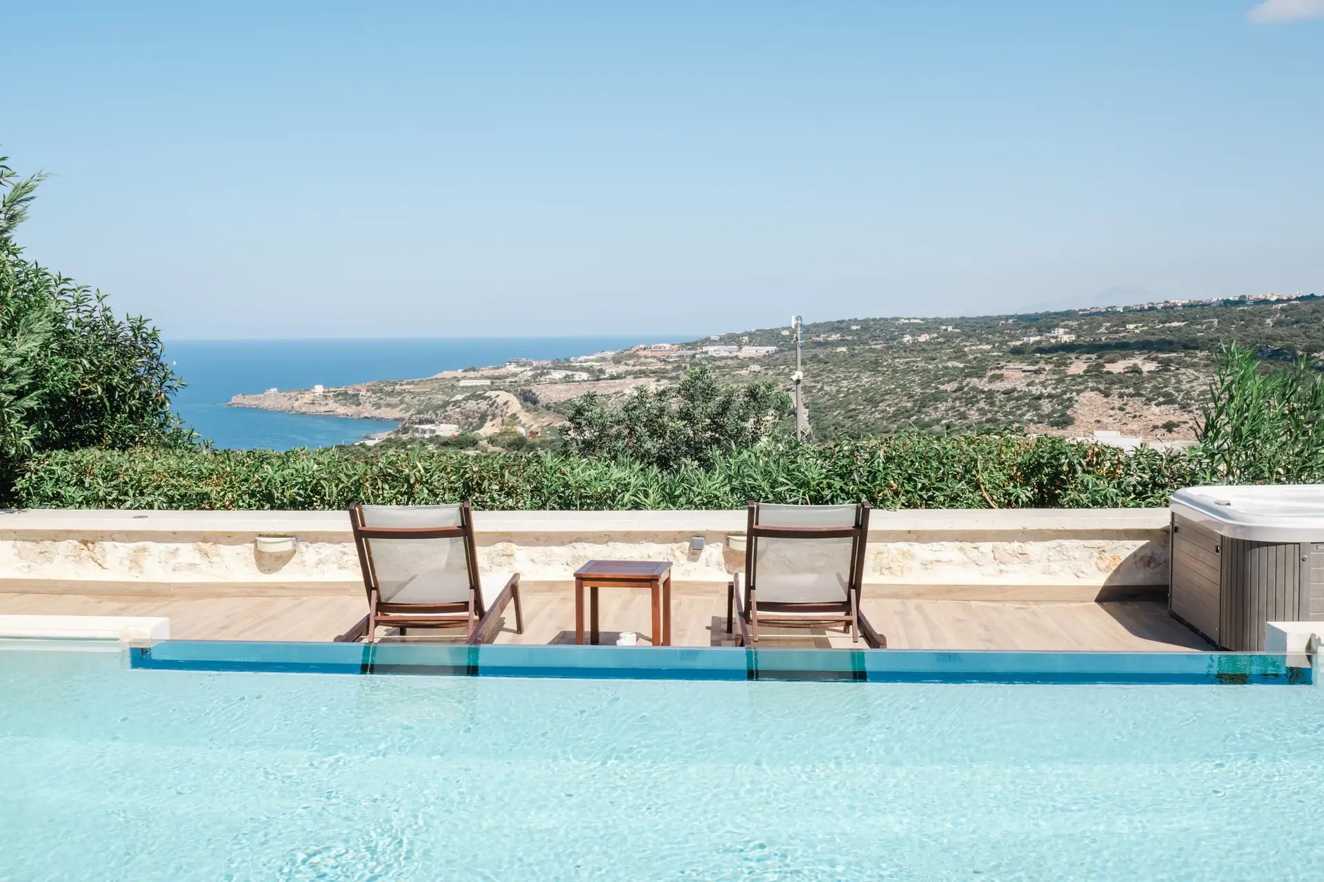 Lieu de mariage à Rethymnon en Crète avec piscine et vue sur la mer Méditerranée, photographie d’ambiance par Julien Boyer