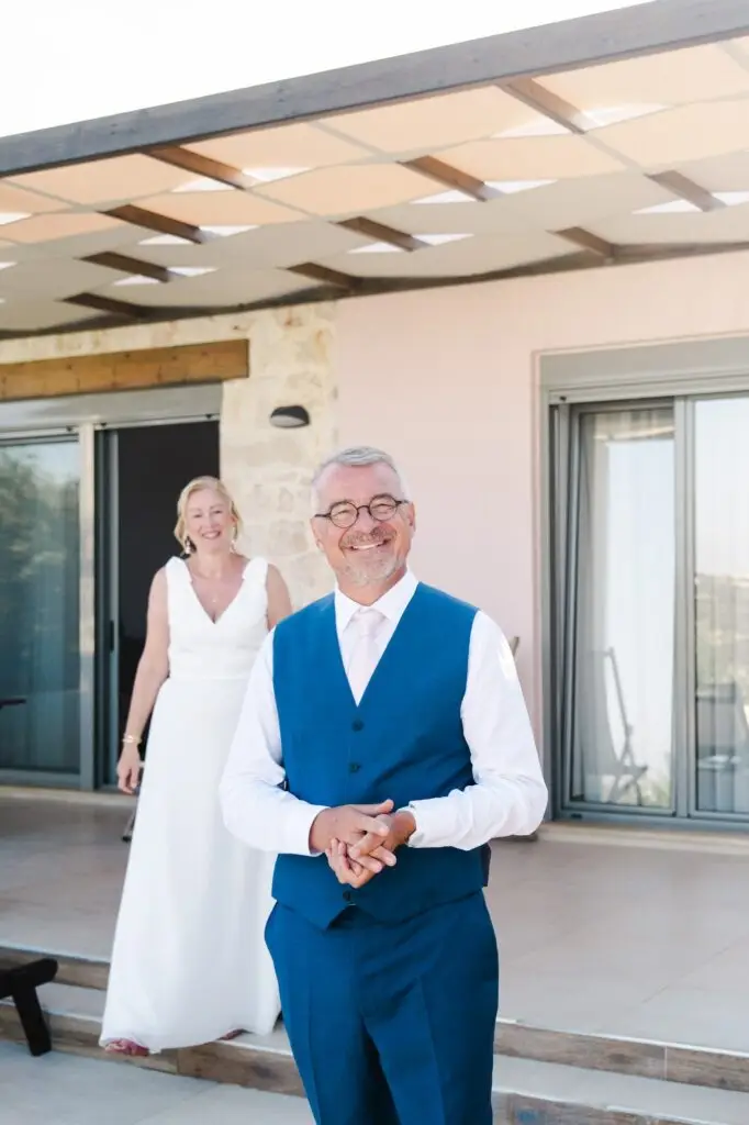 Moment de découverte entre les mariés avant la cérémonie de mariage à Rethymnon en Crète, émotion et complicité photographiées par Julien Boyer photographe de mariage