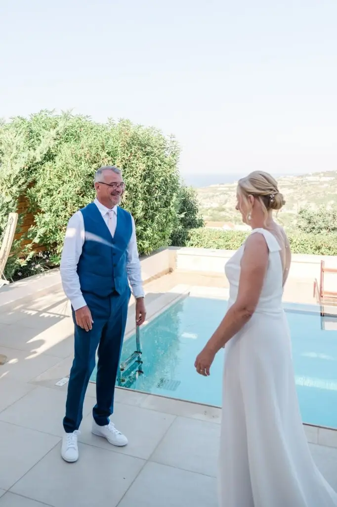 Découverte des mariés avant la cérémonie lors d’un mariage à Rethymnon en Crète, émotion et sourire capturés par Julien Boyer