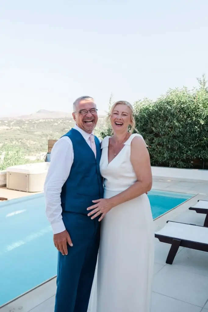 Portrait naturel des mariés souriants lors de leur mariage à Rethymnon en Crète, reportage photo authentique par Julien Boyer photographe de mariage