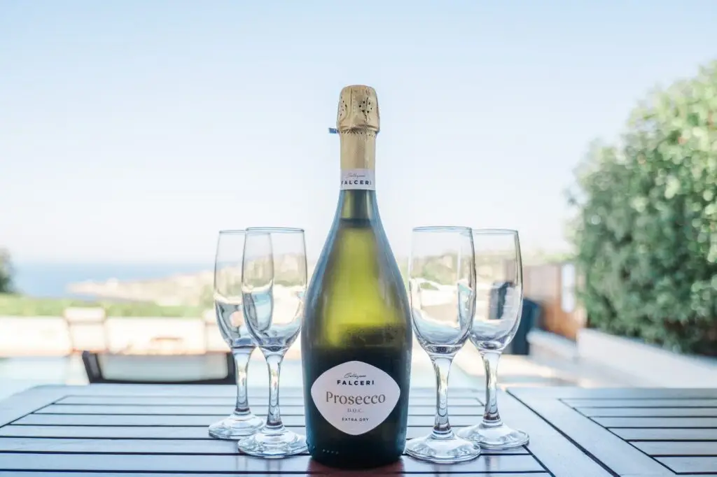 Bouteille de champagne et flûtes lors d’un mariage à Rethymnon en Crète, détail de célébration photographié par Julien Boyer