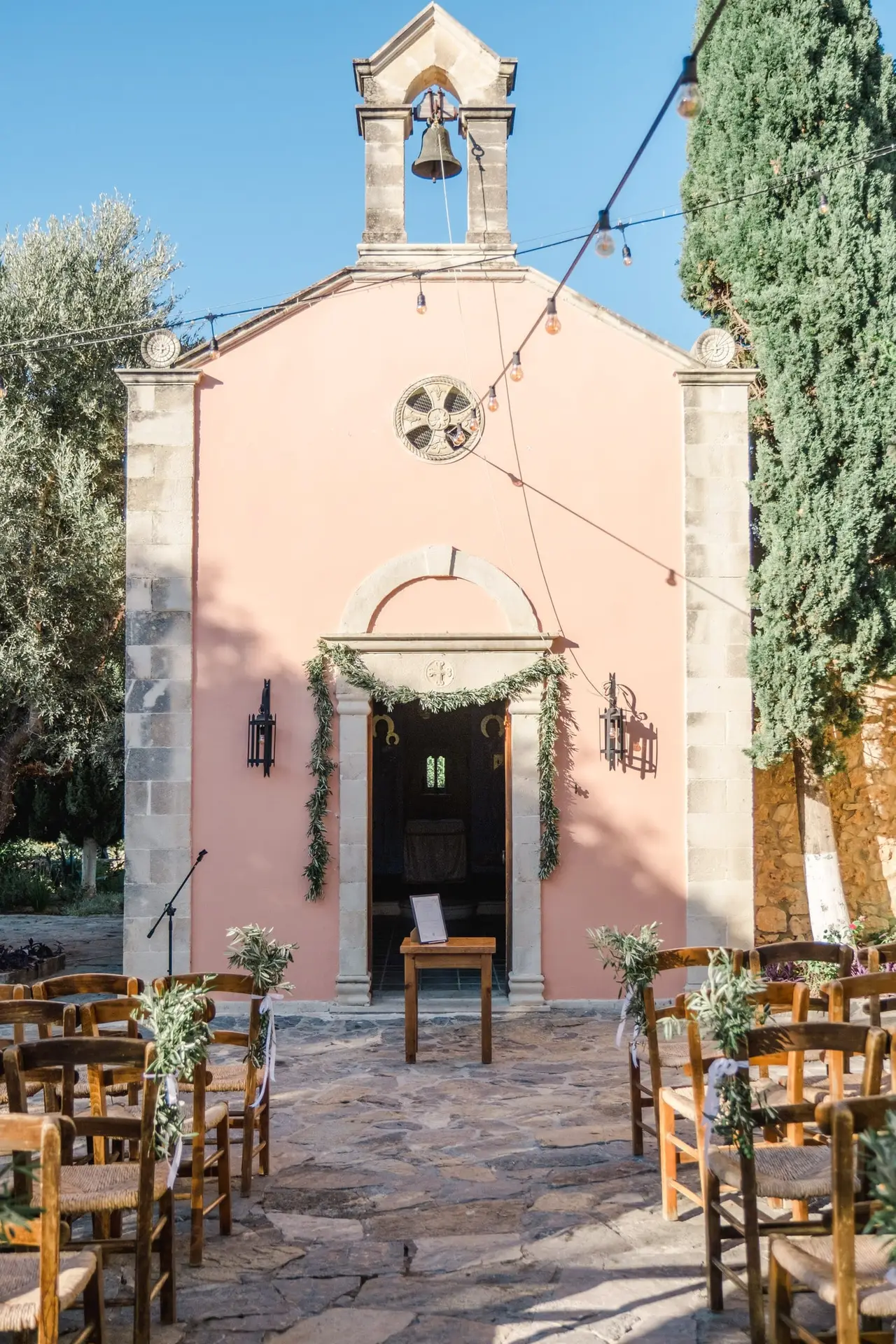 Chapelle de mariage à Agreco Farm près de Rethymnon en Crète, façade rose décorée pour la cérémonie photographiée par Julien Boyer photographe de mariage