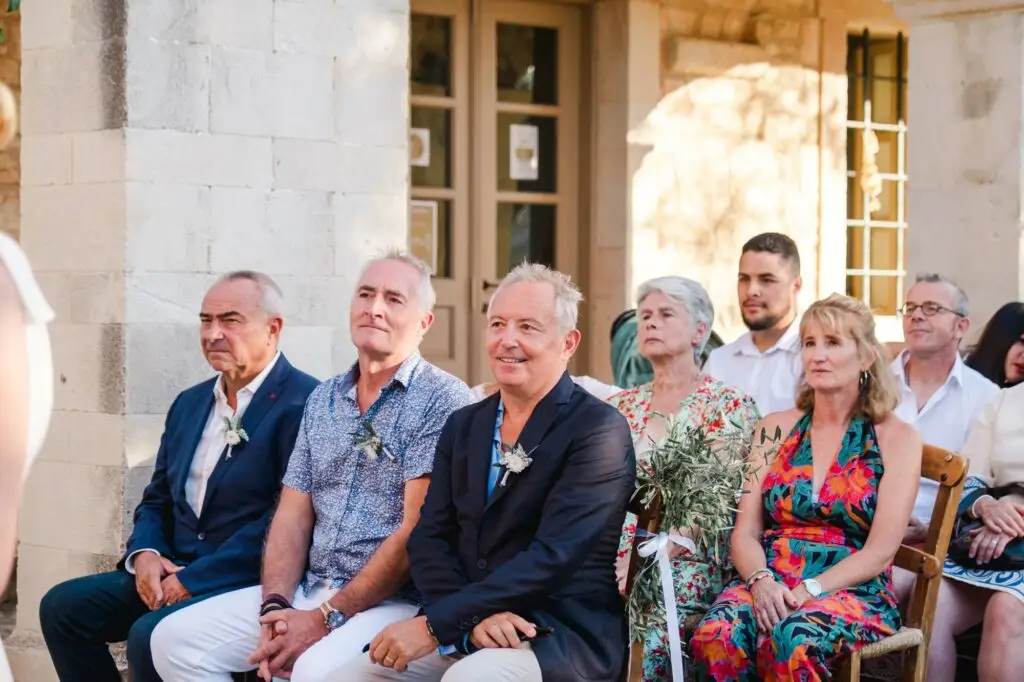 Invités émus pendant la cérémonie de mariage à Agreco Farm près de Rethymnon en Crète, reportage photo authentique par Julien Boyer