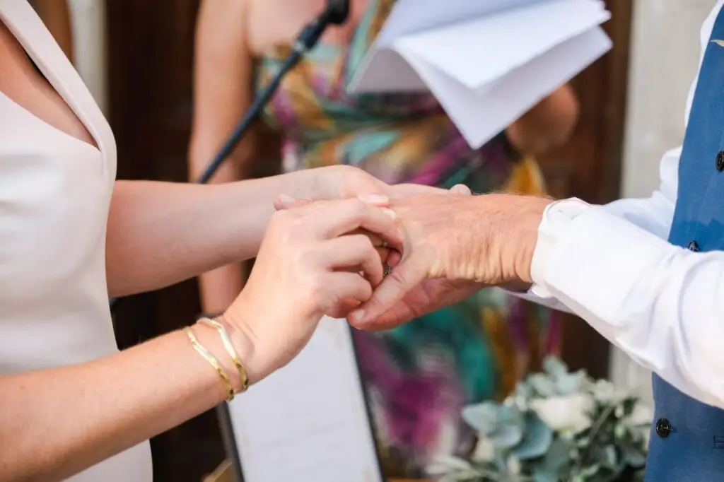 Détail de l’alliance glissée au doigt lors d’un mariage à Agreco Farm en Crète, instant symbolique capturé par Julien Boyer photographe de mariage