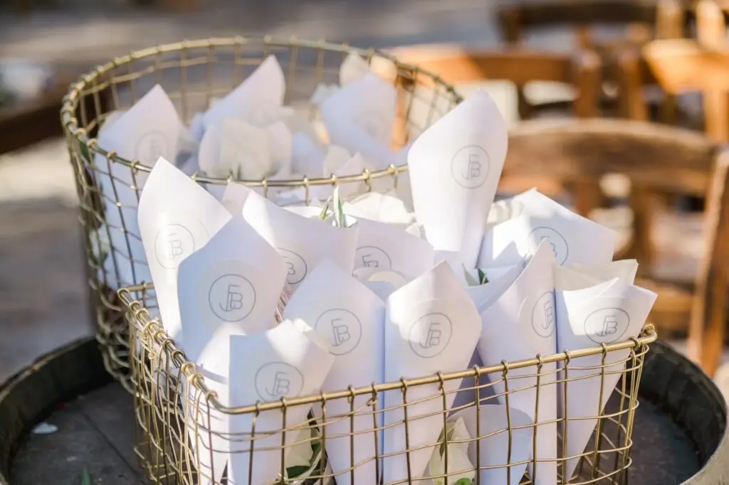 Cornets de pétales préparés pour la sortie de cérémonie lors d’un mariage à Agreco Farm en Crète, détail photographié par Julien Boyer photographe de mariage
