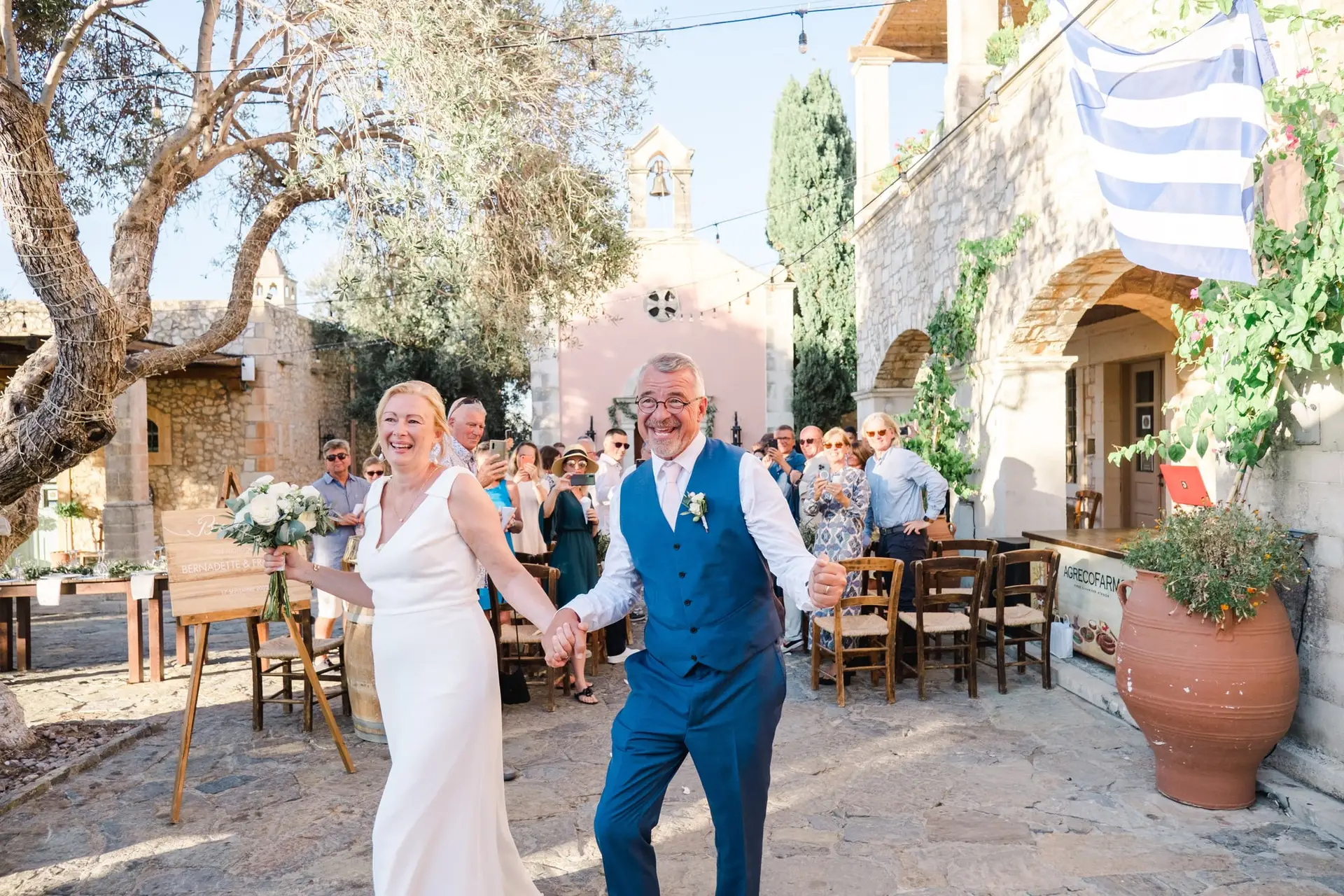Célébration après la cérémonie de mariage à Agreco Farm près de Rethymnon en Crète, mariés et invités réunis photographiés par Julien Boyer